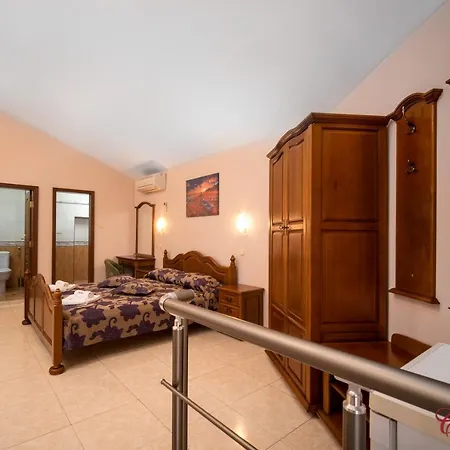 מלון Chuchulev 3*